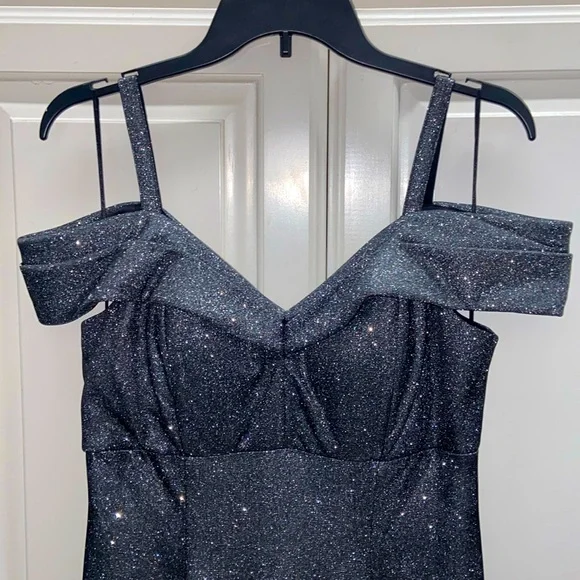 Gorgeous R&M RICHARDS evening gown, size 8. Worn once, in like-new condition. - Picture 2 of 13